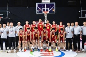 媒体人:国青多数球员比对手小一岁成绩值得鼓励 篮板&三分是短板