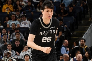 努力挣个双向合同?李贤重替补17分钟 7中4&三分5中2拿11分2板
