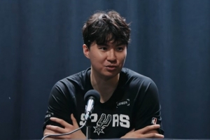 李贤重:我希望成为像克莱一样的球员 我的罚球节奏就是模仿他的