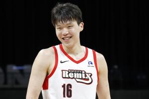 队记:我认为杨瀚森可能需要2-3年时间才能打出来 他是潜力股