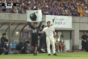 J2球队藤枝MYFC在首轮比赛中,通过场边举图片向场上球员传递战术