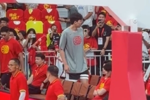 今天就当观众!杨瀚森底线前排座位和崔永熙&程帅澎等人一同观赛