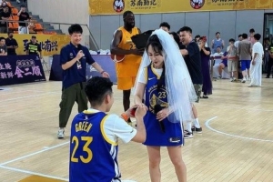 中国行遇到球迷求婚!追梦为球迷送上鲜花&用潮汕话祝其新婚快乐