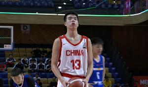 游刃有余!张懿赵杰半场12分钟3中2贡献7分4板 正负值+10