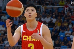 郭艾伦调侃胡明轩:他现在的发型比以前圆寸顺眼&更帅一点