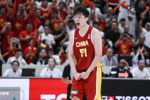 媒体人:开拓者主帅不会因为杨瀚森国家队比赛打得好就让他多上场