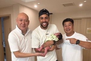 玄学!河南队外援古斯塔沃三次添丁、三场进球,续写足坛佳话