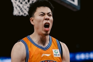媒体人:张镇麟防守端死掐里勒同时砍28分 廖三宁34分对飙古德温