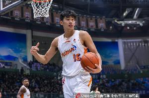 哑火!去年状元杨曦皓半场4中0颗粒无收 三分3中0