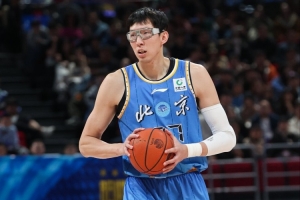 攻防俱佳!周琦半场8中7超高效拿下15分5板2断2帽